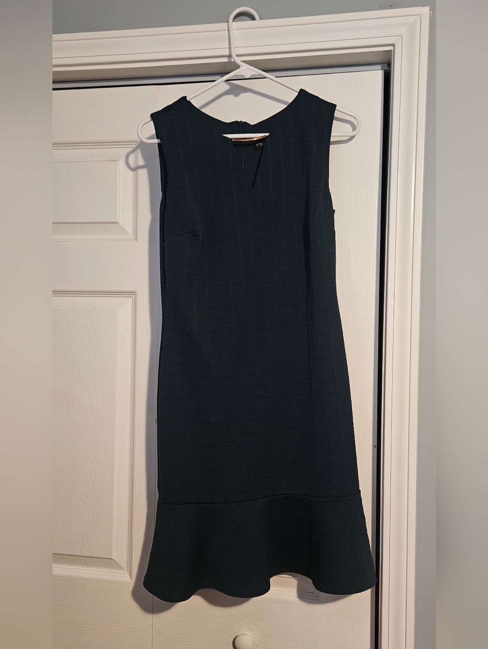 Stella & Julie Sleeveless Emerald Green Dress with Flounce Hem Size 8